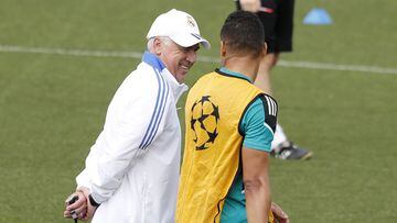 Ancelotti shares a joke with midfielder Casemiro during Real Madrid training on Tuesday.