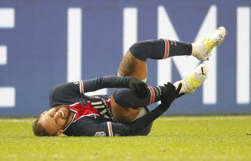 Thiago Mendes del Lyon se barrió y lastimó el tobillo de Neymar, quien de inmediato cayó al césped y entre gritos pedía la asistencia médica.