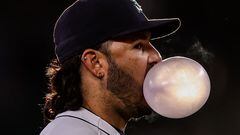 SEATTLE, WASHINGTON - APRIL 18: Eugenio Suarez #28 of the Seattle Mariners blows a bubble during the third inning against the Milwaukee Brewers at T-Mobile Park on April 18, 2023 in Seattle, Washington.   Steph Chambers/Getty Images/AFP (Photo by Steph Chambers / GETTY IMAGES NORTH AMERICA / Getty Images via AFP)