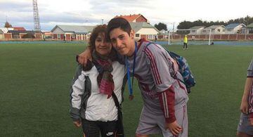 Carlos Rain junto a su madre, Nancy Pailacheo, en el Estadio Fiscal de Punta Arenas.