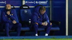 Ronald Koeman (R) looks downwards during the Spanish League football match between Deportivo Alaves and Barcelona at the Mendizorroza stadium in Vitoria on October 31, 2020.