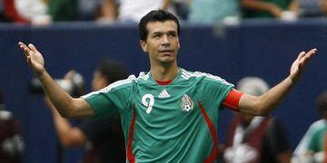 El histórico delantero mexicano llegó a la Premier League en 2005 con el Bolton Wanderers convirtiéndose en el primer futbolista azteca en jugar en la liga inglesa. En cuatro torneos, Borgetti anotó siete goles pero un año después llegó al futbol de Arabia Saudita con el Al-ttihad.