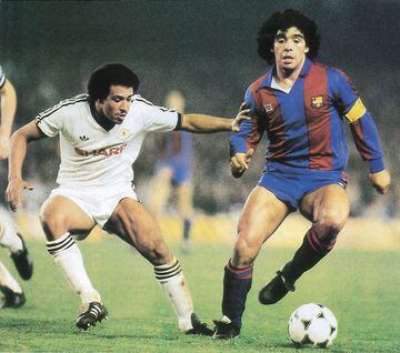El jugador argentino se marchó de Barcelona para poner rumbo a Italia en 1984. A partir de ese año vestiría los colores del Nápoles. 