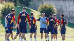 Luis Enrique junto a Jordi Alba en el entrenamiento de la Selección.
