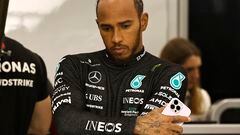 Lewis Hamilton, en el box de Mercedes en Yeda.