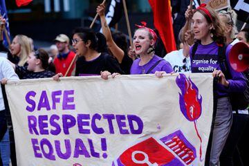 Un grupo de mujeres participa en una manifestación del Día Internacional de la Mujer, en Melbourne, Australia. 