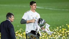 Thibaut Courtois, portero del Real Madrid, con el trofeo de campe&oacute;n de Liga.