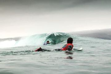 El Mundial de Surf Maui and Sons Arica Pro Tour 2015 , organizado por la Federación internacional de Surf, reune a 60 de los mejores raiders de todo el mundo. Ellos esperan domar la peligrosa ola “El Gringo” que rompe sobre las rocas, lo que la convierte en la competencia mas peligrosa en el circuito mundial.