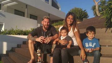 Lionel Messi con Antonella Roccuzzo y sus dos hijos en el jardín de su casa de Castelldefels.