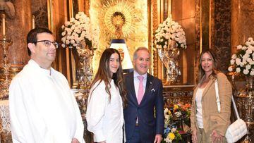 Jorge Mas, junto a su mujer y su hija, en la Basílica del Pilar.