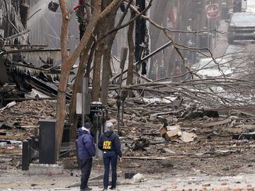 El personal de emergencia trabaja cerca del lugar de la explosi&oacute;n en el centro de Nashville, Tennessee, el viernes 25 de diciembre de 2020.