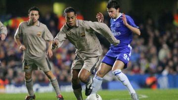 Ronaldinho disputando un bal&oacute;n