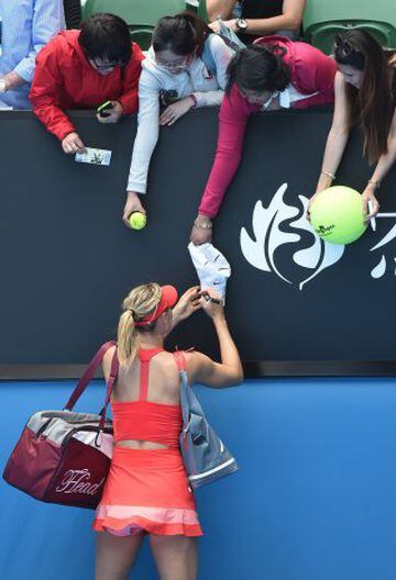 Maria Sharapova venció a su compatriota Ekaterina Makarova para llegar a la final del Abierto de Australia.