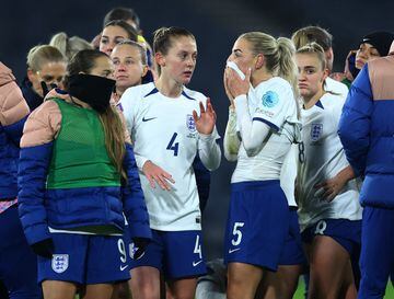 Las futbolistas de Inglaterra se enteran del 4-0 de Damaris Egurrola, que las deja fuera de la Final Four de la Nations League femenina.