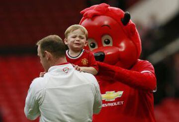 Wayne Rooney con su hijo Klay tras el partido.