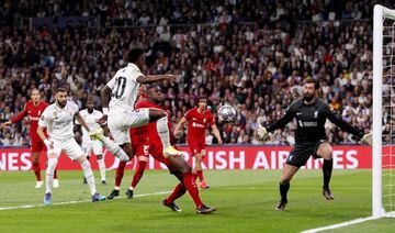 Remate a bocajarro de Vinicius Junior que el portero del Liverpool, Alisson Becker, despeja como puede para evitar el primer gol del extremo brasileño.