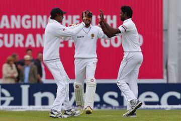Sri Lanka's Shaminda Eranga (R) celebrates with teammates after taking the wicket of James Vince (not pictured) during play in the first cricket Test match between England and Sri Lanka at Headingley in Leeds,