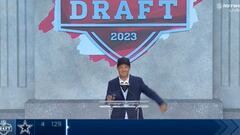 El exseleccionado mexicano apareció sorpresivamente para presentar al Pick de cuarta ronda para los Dallas Cowboys en este NFL Draft 2023.
