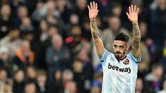 West Ham United&#039;s Argentinian midfielder Manuel Lanzini celebrates scoring his team&#039;s second goal during the English Premier League football match between Crystal Palace and West Ham United at Selhurst Park in south London on January 1, 2022. (Photo by JUSTIN TALLIS / AFP) / RESTRICTED TO EDITORIAL USE. No use with unauthorized audio, video, data, fixture lists, club/league logos or &#039;live&#039; services. Online in-match use limited to 120 images. An additional 40 images may be used in extra time. No video emulation. Social media in-match use limited to 120 images. An additional 40 images may be used in extra time. No use in betting publications, games or single club/league/player publications. / 