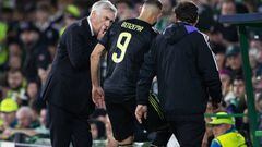 GLASGOW, SCOTLAND - SEPTEMBER 06: Real Madrid Manager Carlo Ancelotti and the injured Karim Benzema during a UEFA Champions League match between Celtic and Real Madrid at Celtic Park, on September 06, 2022, in Glasgow, Scotland.  (Photo by Craig Williamson/SNS Group via Getty Images)