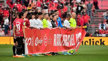 Los dos equipos posan con una pancarta contra el racismo antes del partido de LaLiga entre el Mallorca y el Valencia.