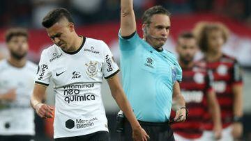 SAO PAULO, BRAZIL - AUGUST 02: Referee Patricio Loustau shows yellow card to Víctor Cantillo of Corinthians during a Copa Libertadores quarter final first leg match between Corinthians and Flamengo at Neo Quimica Arena on August 02, 2022 in Sao Paulo, Brazil. (Photo by Alexandre Schneider/Getty Images)