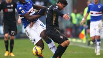 Stefano Chuka Okaka (Sampdoria) lucha por el bal&oacute;n con  David Pizarro (Fiorentina) 