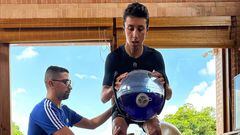 Egan Bernal se recupera de su lesión de rodilla en Colombia antes de viajar a Europa