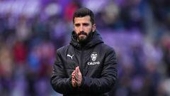 VALLADOLID, SPAIN - JANUARY 29: Jose Luis Gaya of Valencia CF applauds the fans after the team's defeat during the LaLiga Santander match between Real Valladolid CF and Valencia CF at Estadio Municipal Jose Zorrilla on January 29, 2023 in Valladolid, Spain. (Photo by Angel Martinez/Getty Images)