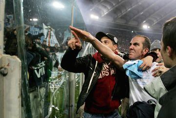 Paolo Di Canio realiza el saludo nazi tras un partido de la Lazio.