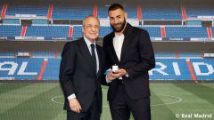 Florentino Pérez hizo entrega de la insignia de oro y brillantes a Karim Benzema.