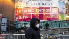 Un hombre llega para una prueba al Hospital Elmhurst debido al brote de coronavirus en Nueva York, Estados Unidos.