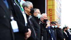 Stefano Domenicali, CEO de la F1, y otras personalidades del paddock durante el minuto de silencio por el Duque de Edimburgo en &Iacute;mola.