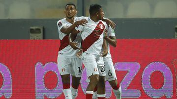 LIMA, PERU - FEBRUARY 01: Edison Flores of Peru celebrates with teammates Christofer Gonz&aacute;lez (L) and Miguel Trauco (R) after scoring the first goal of his team during a match between Peru and Ecuador as part of FIFA World Cup Qatar 2022 Qualifiers