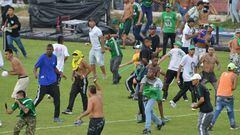 Hinchas de Deportivo Cali invadiendo en estadio Doce de Octubre