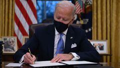 El presidente de los Estados Unidos, Joe Biden, se sienta en la Oficina Oval mientras firma una serie de &oacute;rdenes en la Casa Blanca en Washington, DC, luego de prestar juramento en el Capitolio de los Estados Unidos el 20 de enero de 2021.