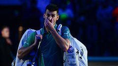 Novak Djokovic abandona la pista tras perder contra Jannik Sinner en Turín.