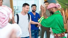 Leo Messi, jugador del Paris Saint-Germain, es recibido a su llegada a Arabia Saud&iacute;.
