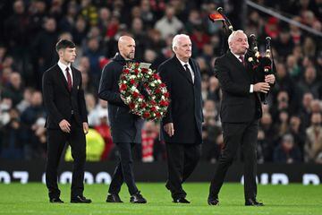El entrenador del Manchester United, Erik Ten Hag, lidera el homenaje a Bobby Charlton.