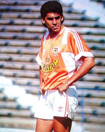 Es un histórico de la selección de Perú, con pasos por Cobreloa (1993) y Palestino (1994).