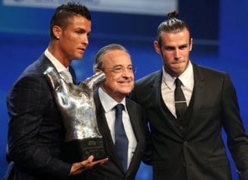 Real Madrid's Cristiano Ronaldo of Portugal (L) poses with Real Madrid President Florentino Perez (C) and Gareth Bale (R) after he received The Best Player UEFA 2015/16 Award during the draw ceremony for the 2016/2017 Champions League Cup soccer competiti