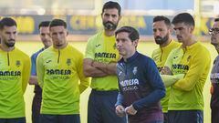 El nuevo entrenador del Villarreal CF, Marcelino García Toral, junto a varios jugadores del primer equipo durante su un entrenamiento.