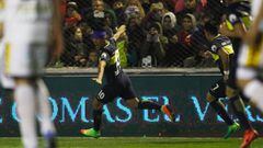 Ricardo Centuri&oacute;n celebra el gol de Boca ante Olimpo. 
