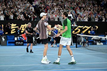 Daniil Medvedev felicita a Jannik Sinner por su victoria (6-3, 6-3, 4-6, 4-6 y 3-6) en la final del Abierto de Australia.