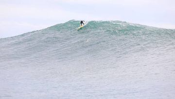 Navarro surfeó la ola más grande de Chile y así la bautizó