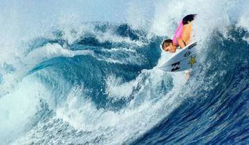 La surfista Courtney Conlogue compite en una prueba de la Liga Mundial de surf. Sin duda con esas olas se necesita máxima atención para no caerse.