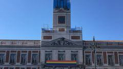 La Casa de Correos de la Puerta del Sol de Madrid, actual sede del Ayuntamiento, adornada con la bandera del orgullo gay por la celebración del World Pride 2017