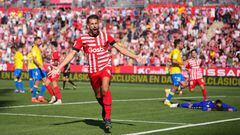 GIRONA, SPAIN - OCTOBER 15: Cristhian Stuani of Girona FC celebrates after scoring their side's first goal from the penalty spot during the LaLiga Santander match between Girona FC and Cadiz CF at Montilivi Stadium on October 15, 2022 in Girona, Spain. (Photo by Alex Caparros/Getty Images)