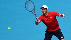 Andy Murray devuelve una bola ante Matteo Berrettini of Italy durante su partido de primera ronda del China Open en el China National Tennis Center de Pek&iacute;n, China.