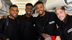 Rodrygo, Vinicius, Militao y Valverde, en el avión que llegó al Real Madrid a Glasgow en septiembre de 2022.